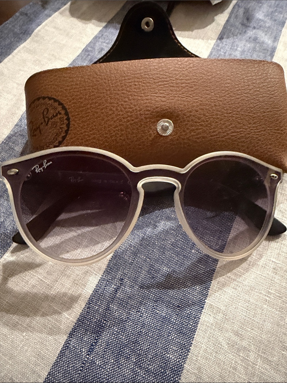 Ray-Ban Round Sunglasses in Black and White Gradient